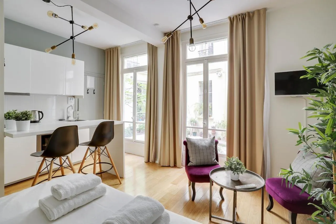Charmant Studio Au Coeur De Paris Pour 2 Personnes By Weekome 0*,  Francie